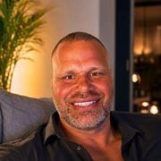 paragnoste Dennis beschikbaar